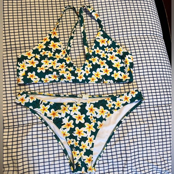 Cupshe 2 piece bathing suit - Picture 1 of 4
